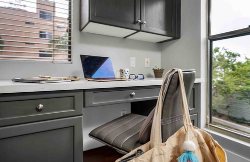 Greater Wilshire - Hancock Park Condo | Larchmont Village Modern Large Apt W/D and Pool