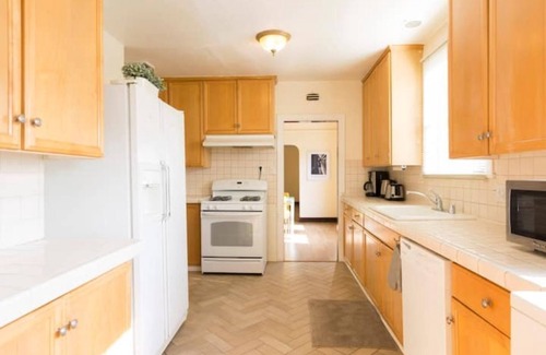 Larchmont Bed & Breakfast | Larchmont Village stunning upper duplex lots of light 3bd 3ba personal Air units