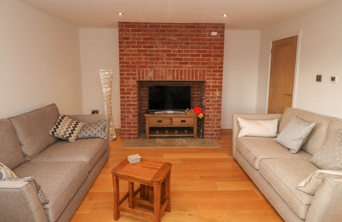 Forden House | LARCHWOOD COTTAGE, pet friendly, with a garden in Montgomery