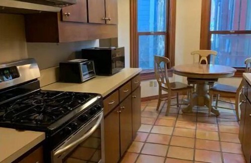 Alphabet Historic District Apartment | Large 1 Bdm Apt between the Pearl Dist & NW 23rd