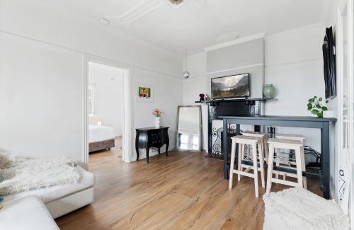 South Yarra Apartment | Large 1 Bdrm Light Filled with City Views, South Yarra