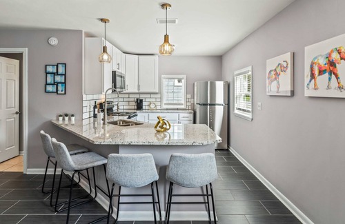 Murray Hill House | Large 1 bedroom house with full kitchen