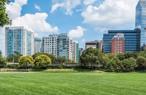 West End Apartment | Large 1 Bedroom In West End, right by MGH, MIT, Harvard, parks. W/D in suite