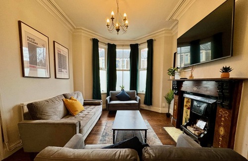 Grangetown House | Large 12 Person CityCentre Townhouse & Pool Table