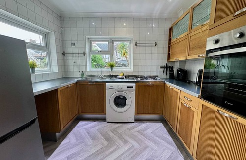 Grangetown House | Large 12 Person CityCentre Townhouse & Pool Table