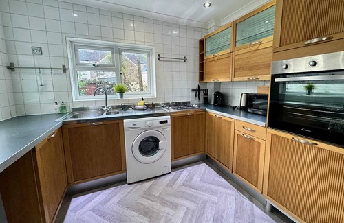 Grangetown House | Large 12 Person CityCentre Townhouse & Pool Table