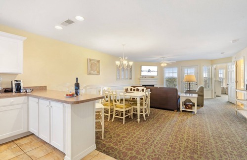 Kimberling City Condo | Large 2 Bed Condo w Beautiful Deck Views-Free Attraction Tickets-Table Rock Lake Access