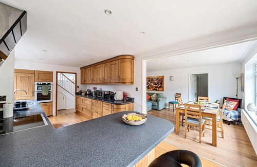 Runnymede House | Large 2 Bed Family Home Chertsey · Spacious 2-Bedroom Family Retreat | Pass the Keys