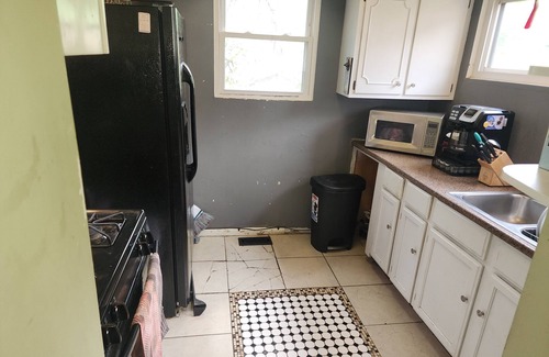 Mount Auburn Apartment | Large 2 bedroom near Downtown & University