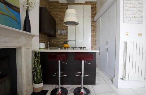 Clapham Apartment | Large 2 Beds Flat Overlooking Clapham Common Park