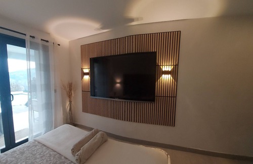 Gattieres Bed & Breakfast | Large 20 m2 bedroom in recent villa with pool/jacuzzi