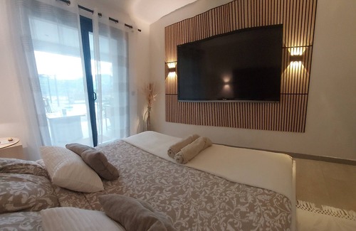 Gattieres Bed & Breakfast | Large 20 m2 bedroom in recent villa with pool/jacuzzi