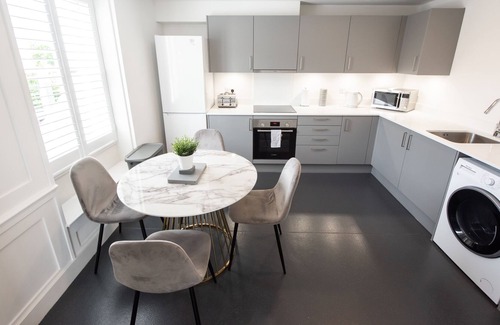Herongate Apartment | Large 3 bed Apartment