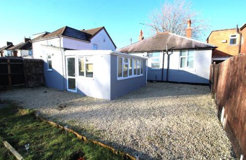Seisdon House | Large 3 Bed Bungalow - Parking - Garden