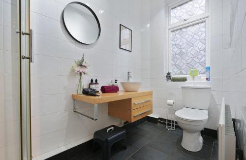 Hillsborough Apartment | Large 3 Bed Home, Wisewood, FREE Parking, Great for Groups - Hosted by Stay Host Save