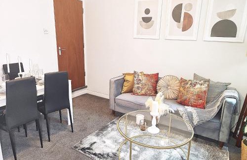 Wolverhampton House | Large 3 bed House Wolverhampton Families and Contractors