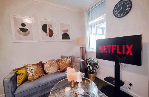 Wolverhampton House | Large 3 bed House Wolverhampton Families and Contractors