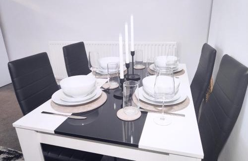 Wolverhampton House | Large 3 bed House Wolverhampton Families and Contractors