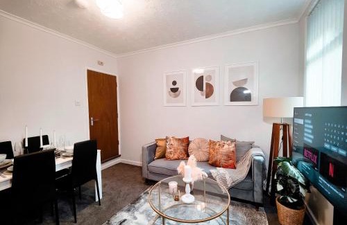 Wolverhampton House | Large 3 bed House Wolverhampton Families and Contractors