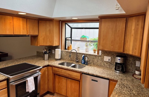 Coos Bay House | Large 3 bedroom above park w/Hot Tub, Sauna and Peloton