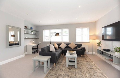 Fulwell and Hampton Hill Apartment | Large 3 Bedroom Apartment in Leafy Hampton Hill, Richmond