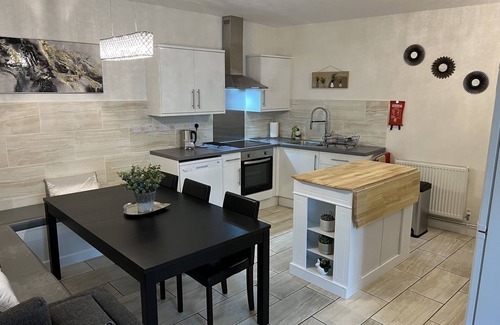 Street Apartment | Large 3-Bedroom Holiday Let Steps Away to Street High Street with Onsite Parking