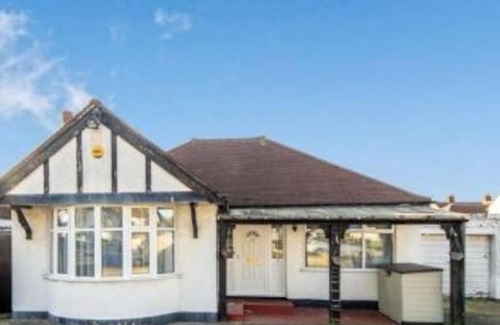 London Borough of Bromley House | Large 3 Bedroom House with free on site parking