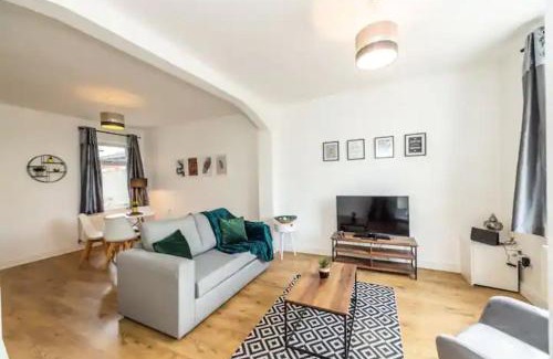 Liverpool Apartment | Large 3 bedroom sleeps-7/Gartson/Liverpool