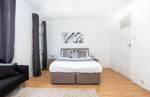 Westcliff-on-Sea Apartment | Large 3 BR House with On-street Parking - Sleeps 11!