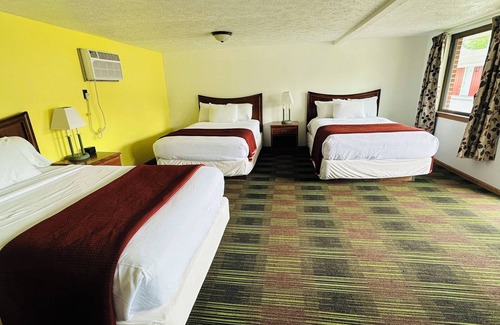 Sandusky Hotel | Large 3 Queen Room - 2 Miles to Cedar Point!