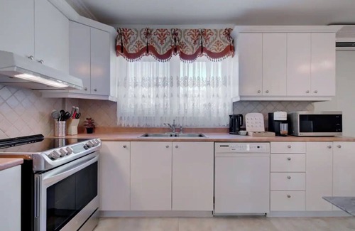 Lafleche Apartment | Large 3BDR Apartment with free parking near downtown.