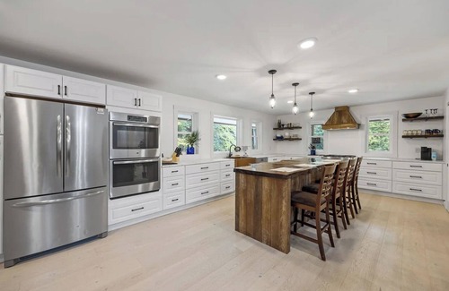 Bristol House | Large 4 bdrm Family home, sleeps 10! 12ft family dining table.