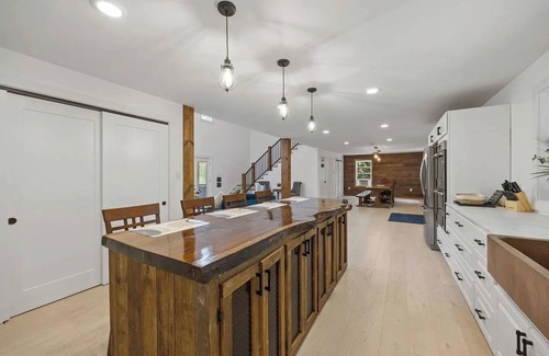 Bristol House | Large 4 bdrm Family home, sleeps 10! 12ft family dining table.