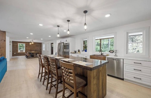 Bristol House | Large 4 bdrm Family home, sleeps 10! 12ft family dining table.