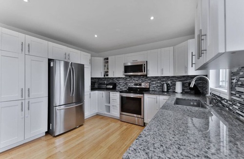Saint-Hubert House | Large 4 Bed House - 25mn from Montreal