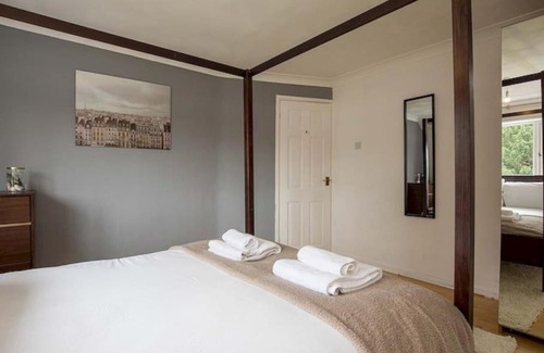 Old Windsor House | Large 4 Bed House near River Thames