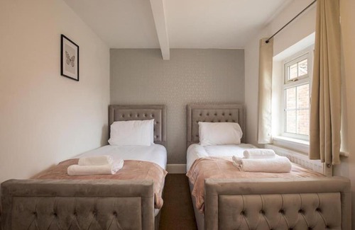 Old Windsor House | Large 4 Bed House near River Thames