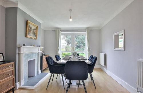 Old Windsor House | Large 4 Bed House near River Thames