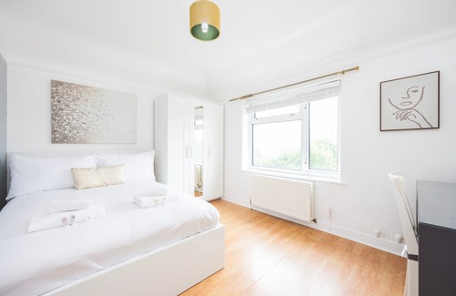 Caterham House | Large 4 Bed House | Sleeps 8