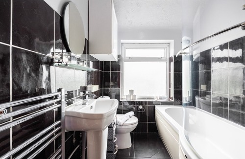 Caterham House | Large 4 Bed House | Sleeps 8