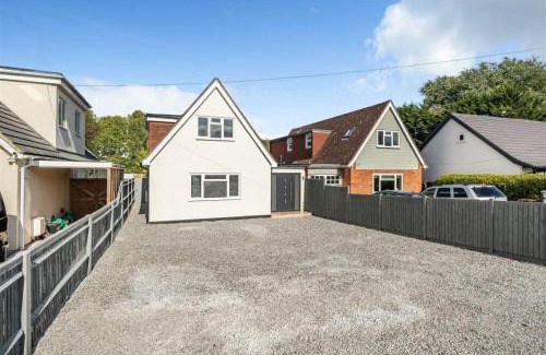 Winnersh House | Large 4 Bed Hse, Sleeps 7, 3 BTH, Drive PRKG-4 Cars, M4-A329, Shinfield Studios, 10mins, Reading, Ascot & Legoland 20mins, Film Crew, Contractor & Family Friendly