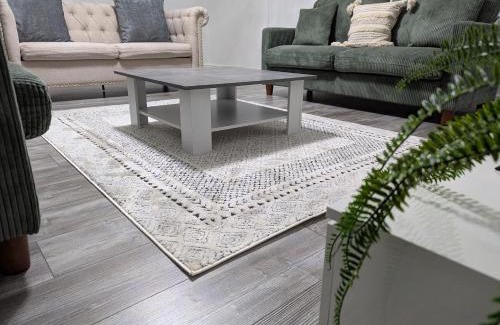 Winnersh House | Large 4 Bed Hse, Sleeps 7, 3 BTH, Drive PRKG-4 Cars, M4-A329, Shinfield Studios, 10mins, Reading, Ascot & Legoland 20mins, Film Crew, Contractor & Family Friendly