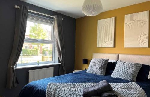 Great Sankey House | Large 4 Bedroom 3 Bathroom Town House with Secure Parking by Amazing Spaces Relocations Ltd