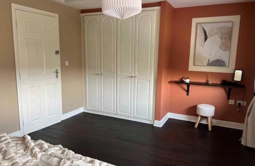 Great Sankey House | Large 4 Bedroom 3 Bathroom Town House with Secure Parking by Amazing Spaces Relocations Ltd