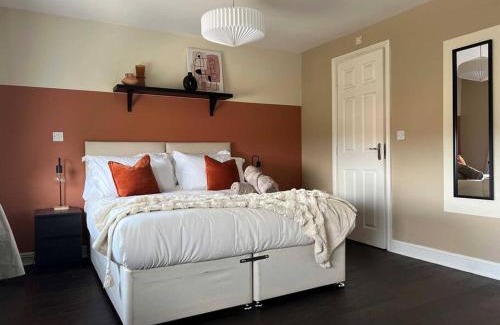 Great Sankey House | Large 4 Bedroom 3 Bathroom Town House with Secure Parking by Amazing Spaces Relocations Ltd