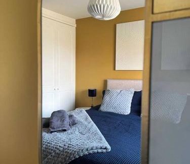 Great Sankey House | Large 4 Bedroom 3 Bathroom Town House with Secure Parking by Amazing Spaces Relocations Ltd