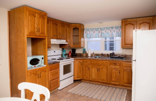 Bristol Apartment | Large 4 Bedroom CT Home Comfy for Longer Stay