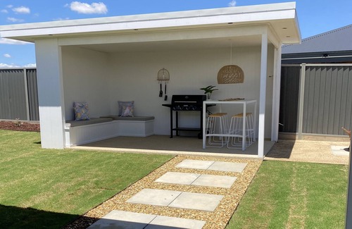 Yarrawonga House | Large 4 bedroom home sleeps 10 guests - on golf course
