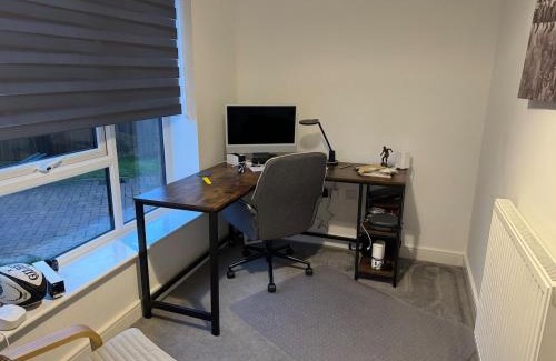 Dinas Powys Apartment | Large 4 Bedroom House - 15 Mins to Cardiff Central