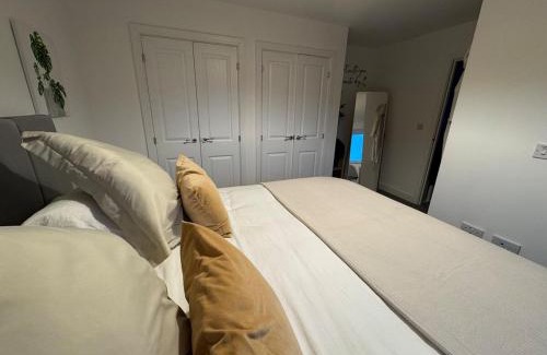 Dinas Powys Apartment | Large 4 Bedroom House - 15 Mins to Cardiff Central